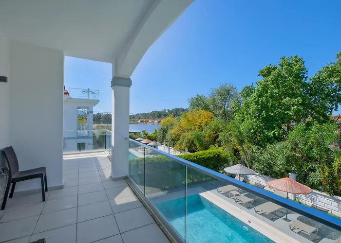 Calista Plaja Yakin Oezel Havuzlu Luex