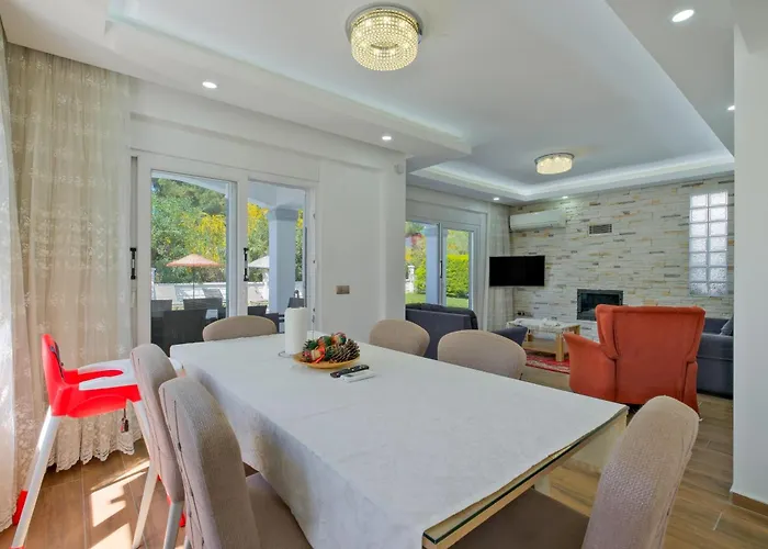 Calista Plaja Yakin Oezel Havuzlu Luex Fethiye