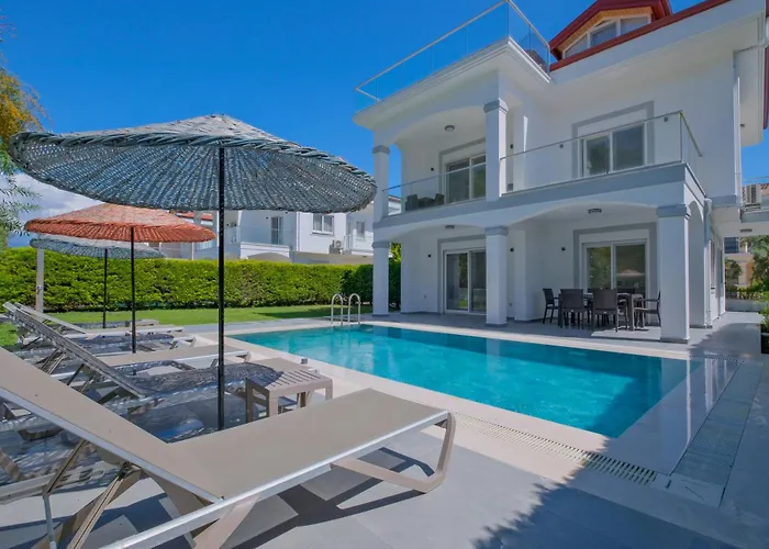 Calista Plaja Yakin Oezel Havuzlu Luex *